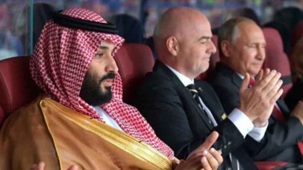 Bin Salman, uno de los grandes jeques de Arabia Saudí, junto a Gianni Infantino de la FIFA