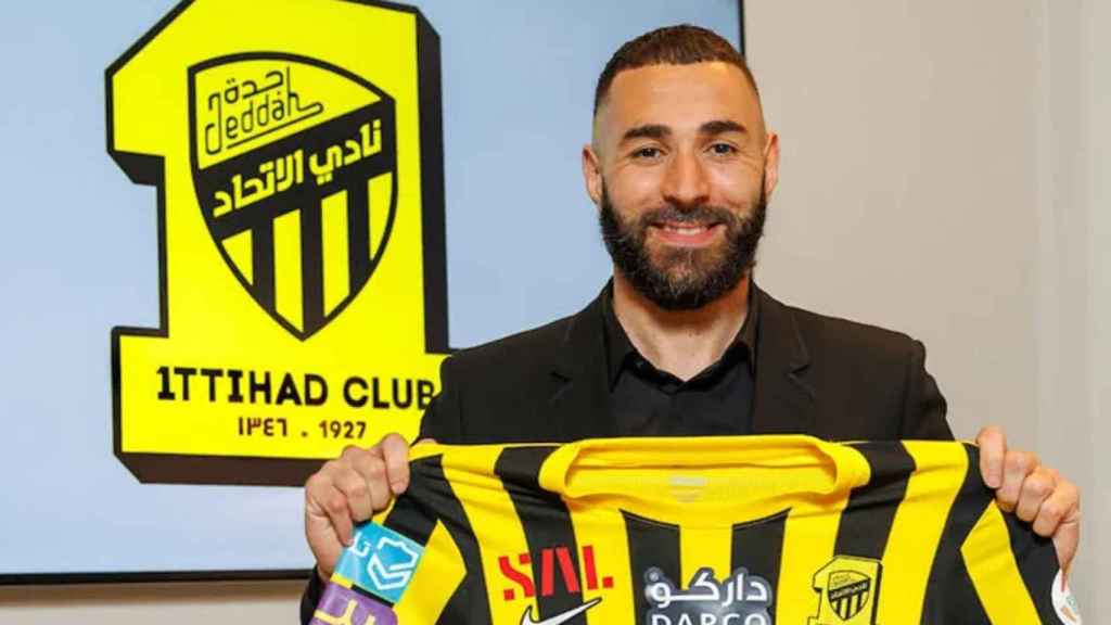 Karim Benzema posa con la camiseta del Al Ittihad de Arabia Saudí / REDES