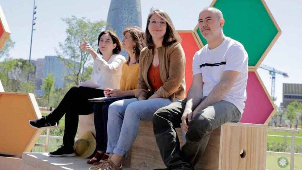 Eloi Badia (1d) y Janet Sanz (2d) con la alcaldesa Ada Colau (i), en un acto de Barcelona en Comú