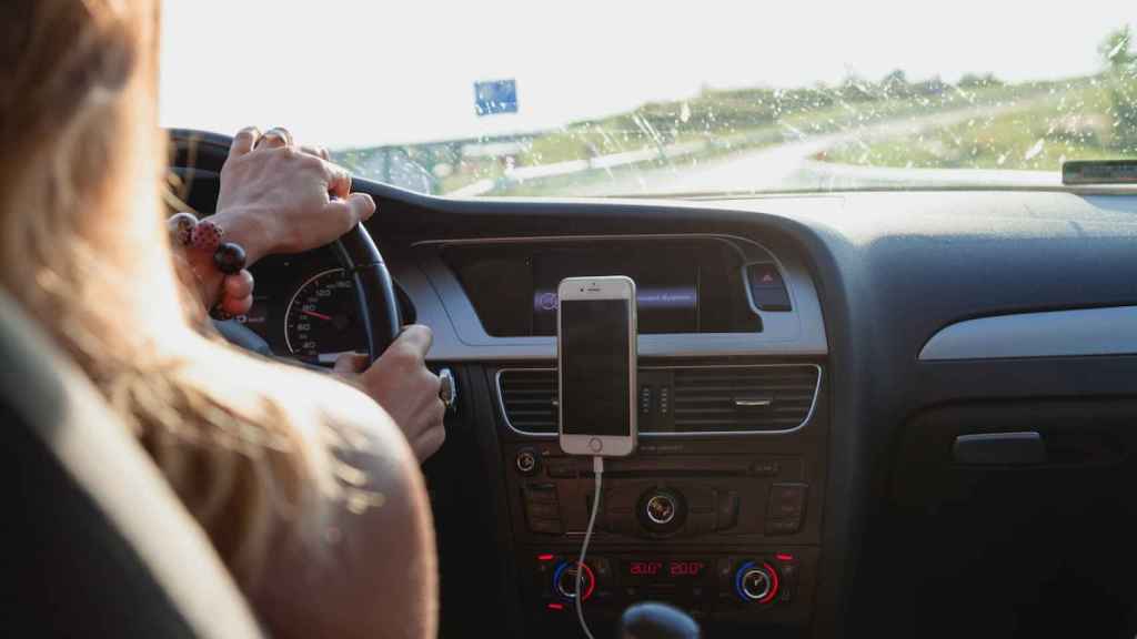 Mujer al volante de un coche