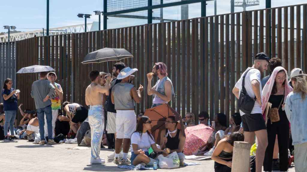 Fans esperan en la cola para el concierto de este jueves de Beyoncé en el Estadi Olímpic Lluís Companys de Barcelona