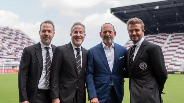 Jose y Jorge Mas, David Beckham y Marcelo Claure en el estadio del Inter Miami