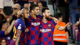 Messi, junto a Luis Suárez y Arturo Vidal, en un partido del Barça / EFE