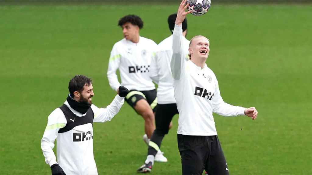 Erling Haaland, sonriente junto a algunos compañeros del Manchester City / REDES