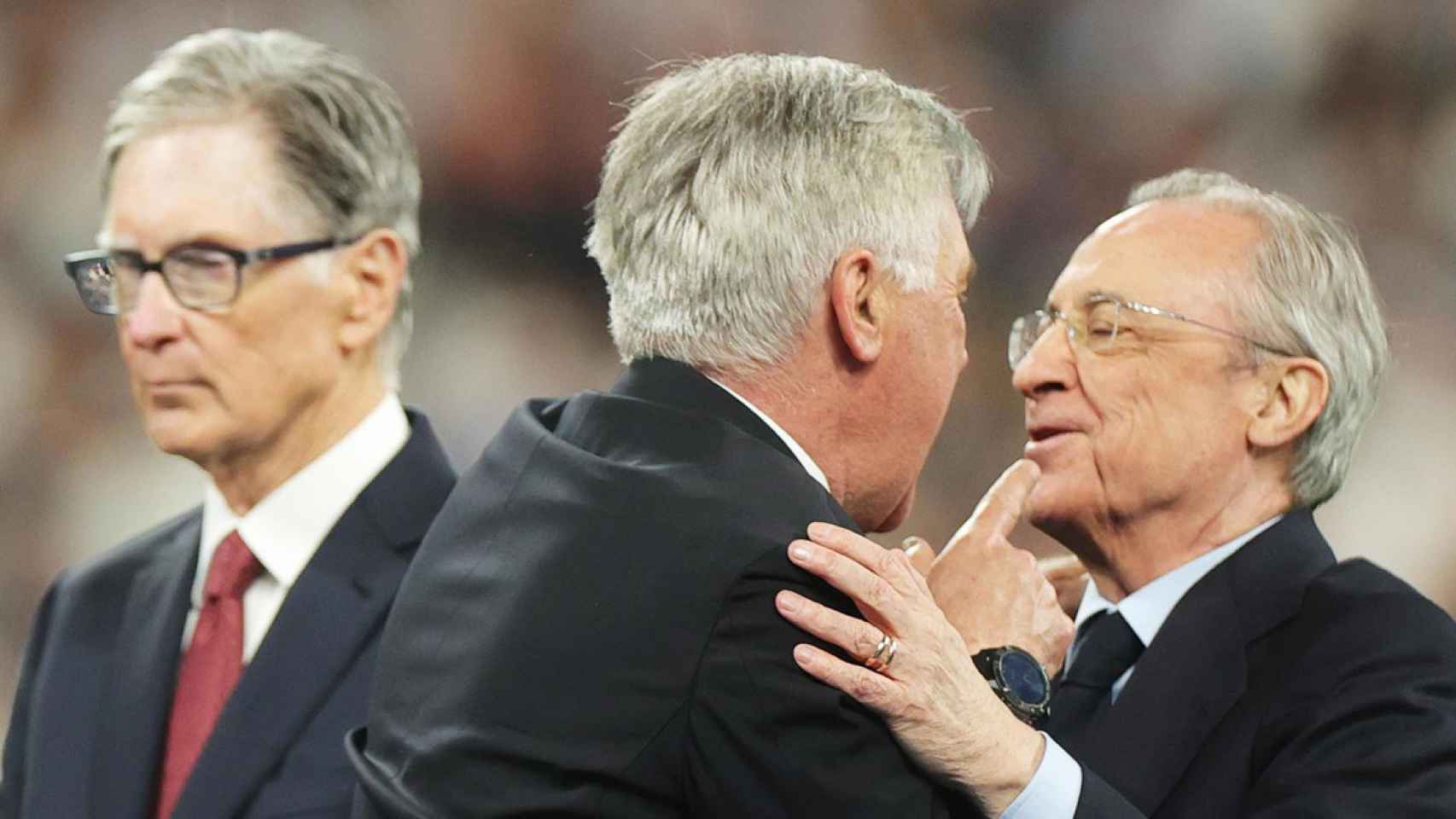 El abrazo entre Florentino Pérez y Carlo Ancelotti, después de un partido del Real Madrid