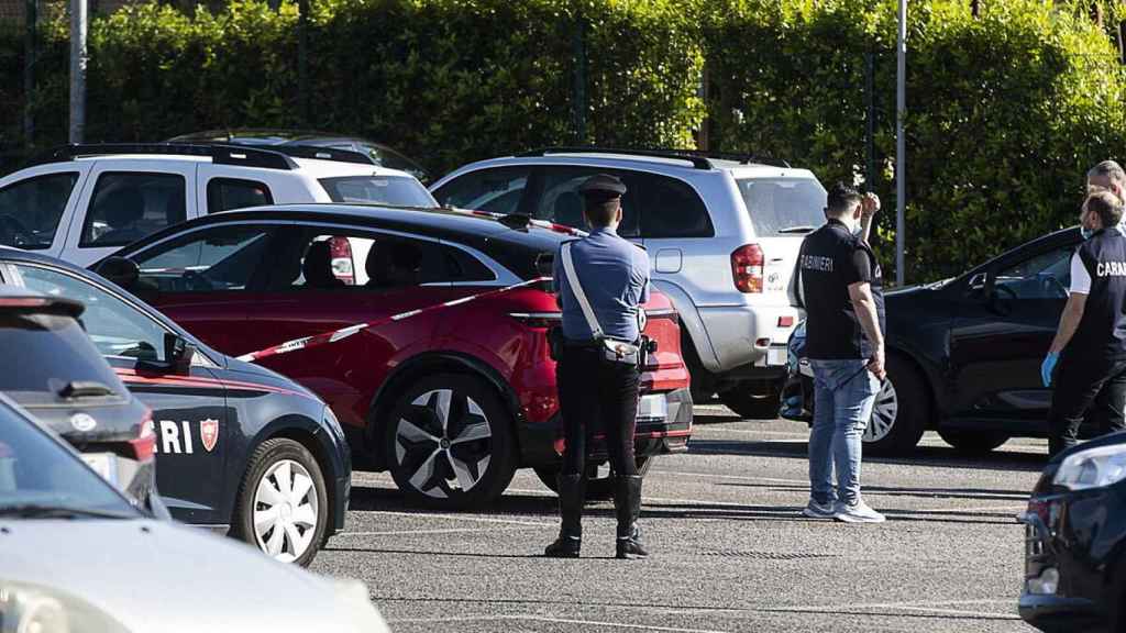 La policía en un aparcamiento