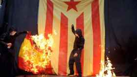 Encapuchados queman la bandera española en la Diada