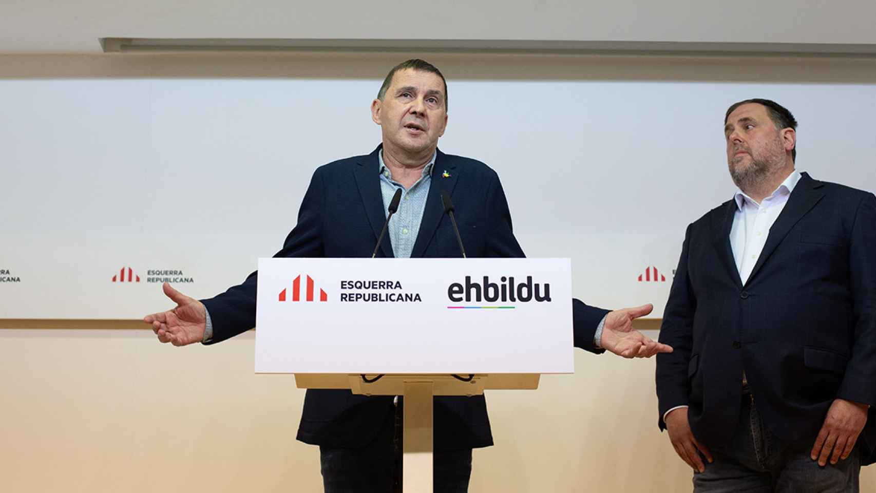 El coordinador general de EH Bildu, Arnaldo Otegi, y el líder de ERC, Oriol Junqueras