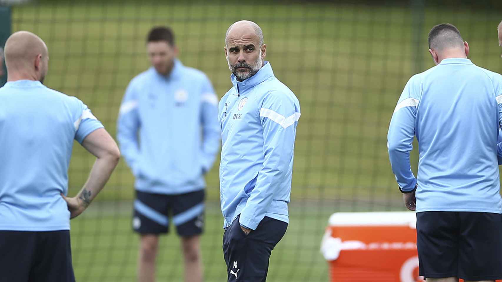 Guardiola, junto a su staff, en un entrenamiento del Manchester City / EFE