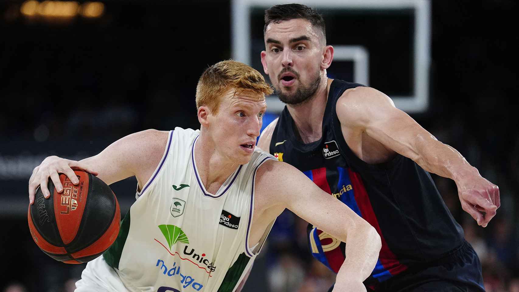 Alberto Díaz, del Unicaja, supera a Tomas Satoransky en una jugada ofensiva / EFE