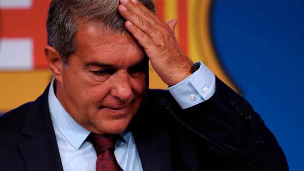 Joan Laporta, llevándose las manos a la cabeza durante un acto / REDES