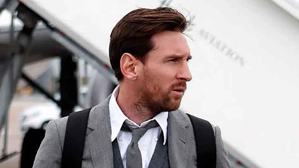 Messi, de traje, en un viaje con el FC Barcelona hace varias temporadas