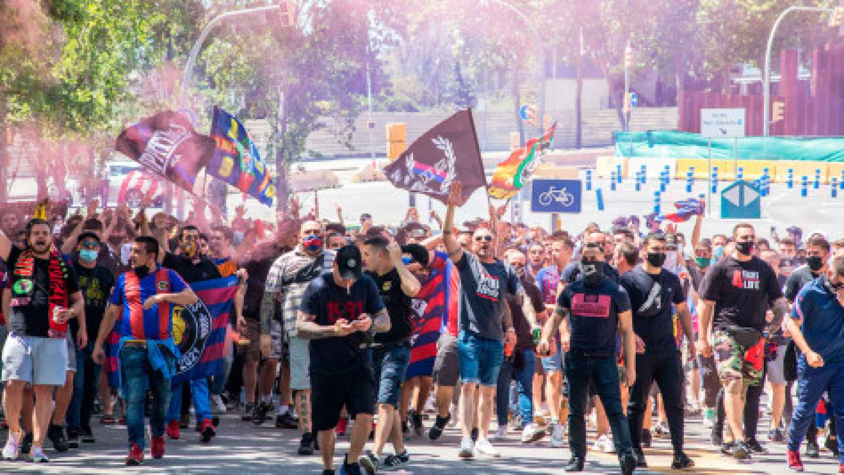 Marcha de los Boixos Nois junto al Camp Nou: de aquí nacieron los Casuals