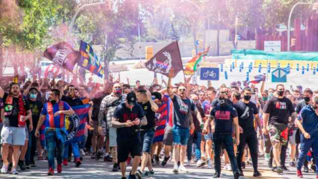 Marcha de los Boixos Nois junto al Camp Nou