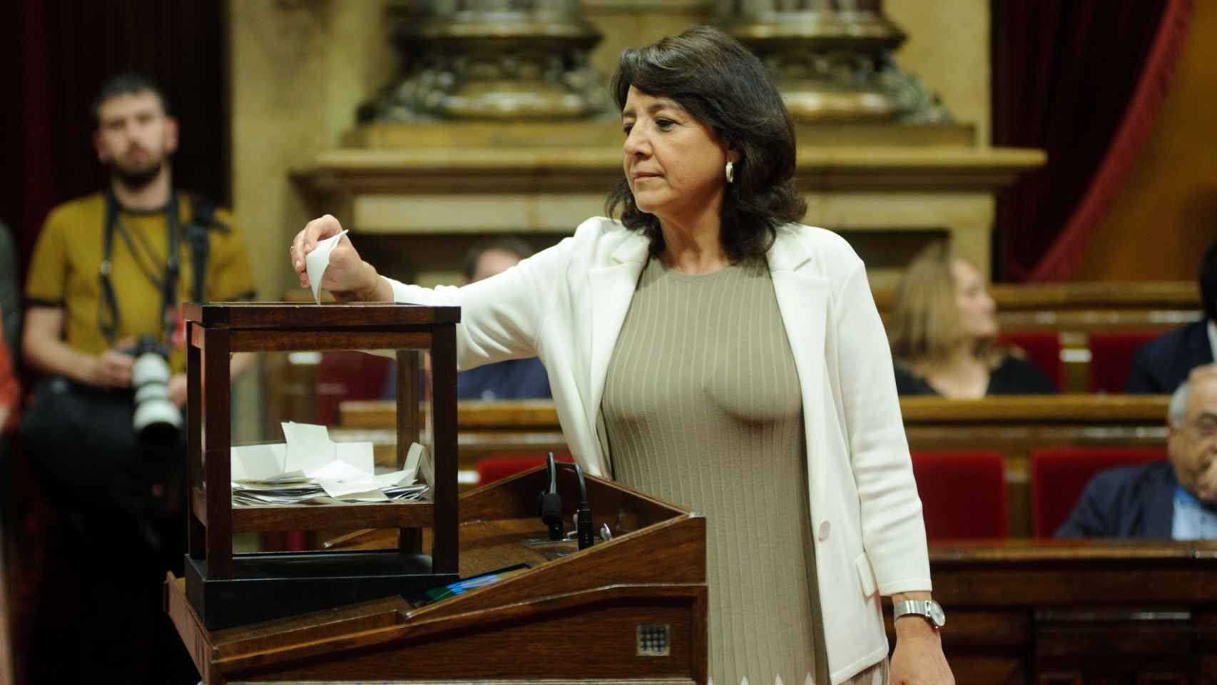 Anna Erra vota en el pleno de investidura en el que ha salido elegida nueva presidenta del Parlament