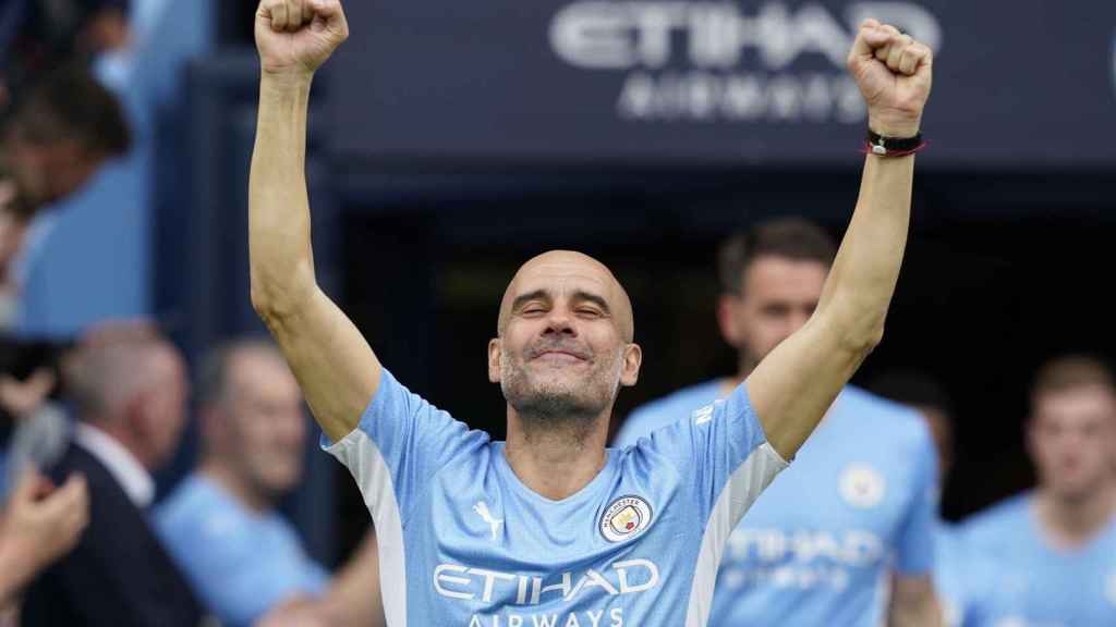 Guardiola festeja su quinta Premier League con el City