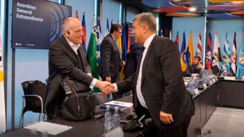 El apretón de manos entre Tebas y Laporta, en una asamblea de la Liga / REDES