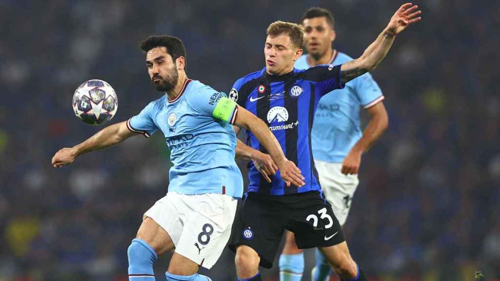 Gundogan pugna con un balón en la final de Champions League con Barella