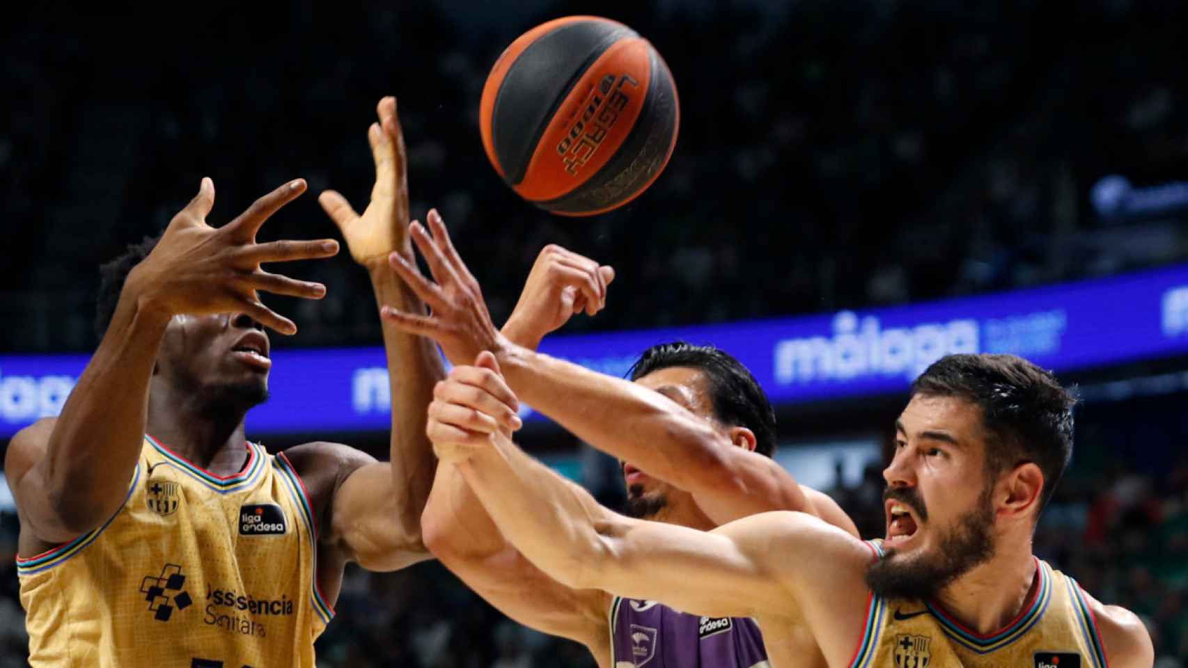 Nikola Kalinic y James Nnaji disputan un balón contra el Unicaja