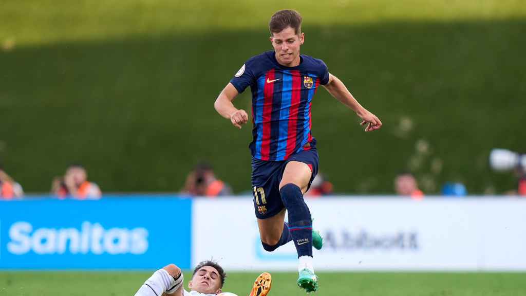 Estanis Pedrola esquiva la entrada de un jugador del Real Madrid Castilla