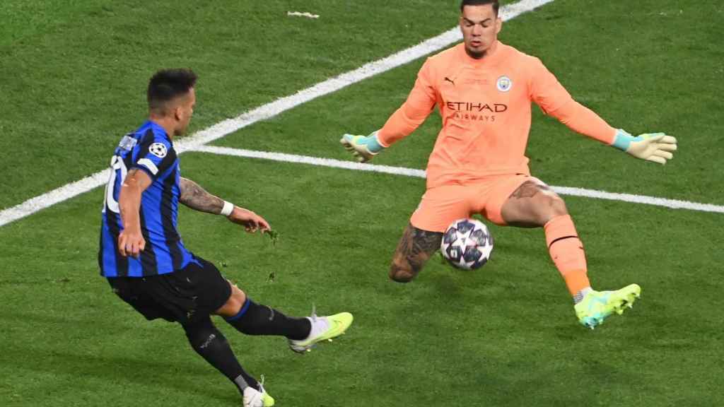 Ederson detiene un remate de Lautaro en la final de la Champions