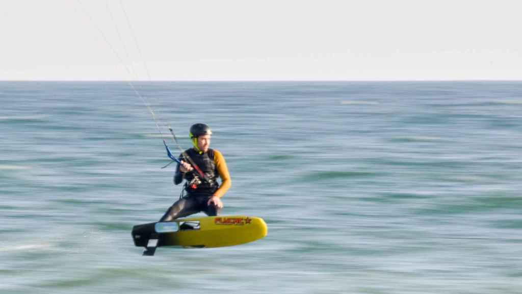 Un deportista de 'kitesurf'