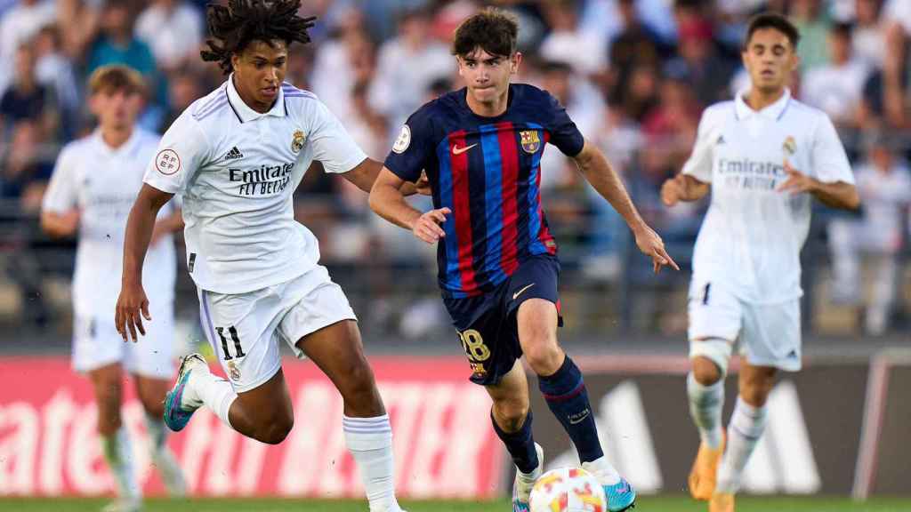 Aleix Garrido conduce el balón ante Peter en el mini clásico