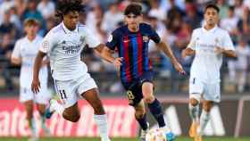 Aleix Garrido conduce el balón ante Peter en el mini clásico