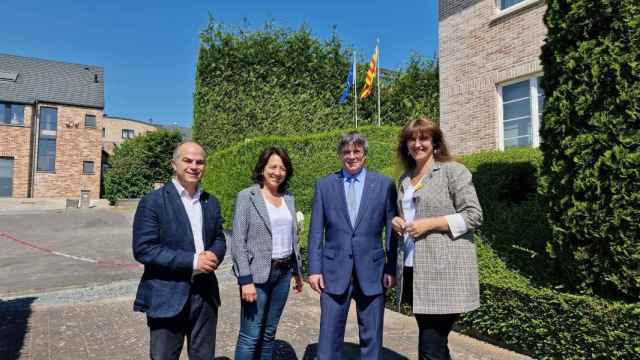 El secretario general de Junts, Jordi Turull, la presidenta del Parlament, Anna Erra, y la presidenta de Junts, Laura Borràs, visitando al fugado Carles Puigdemont en su mansión de Waterloo (Bélgica)