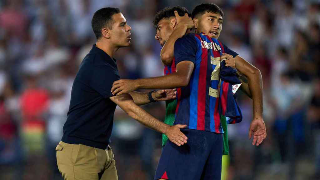 Rafa Márquez consuela a los jugadores del Barça B tras perder el ascenso