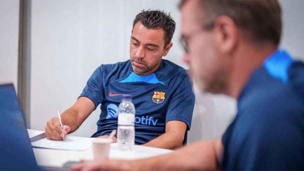 Xavi Hernández, trabajando en las oficinas de la Ciutat Esportiva Joan Gamper / FCB