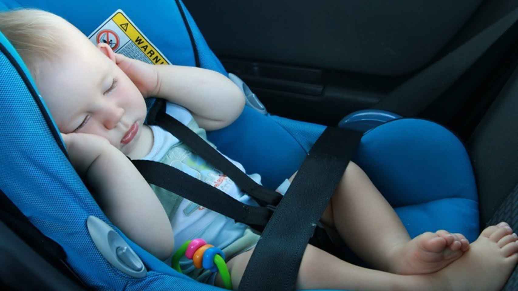 Un bebé en una sillita de coche