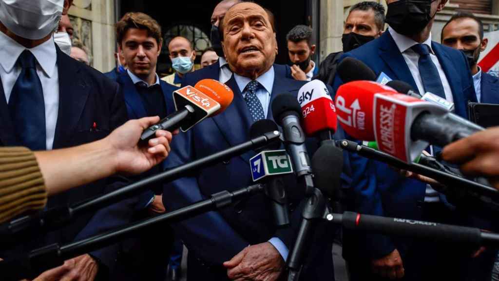 Silvio Berlusconi ante la prensa