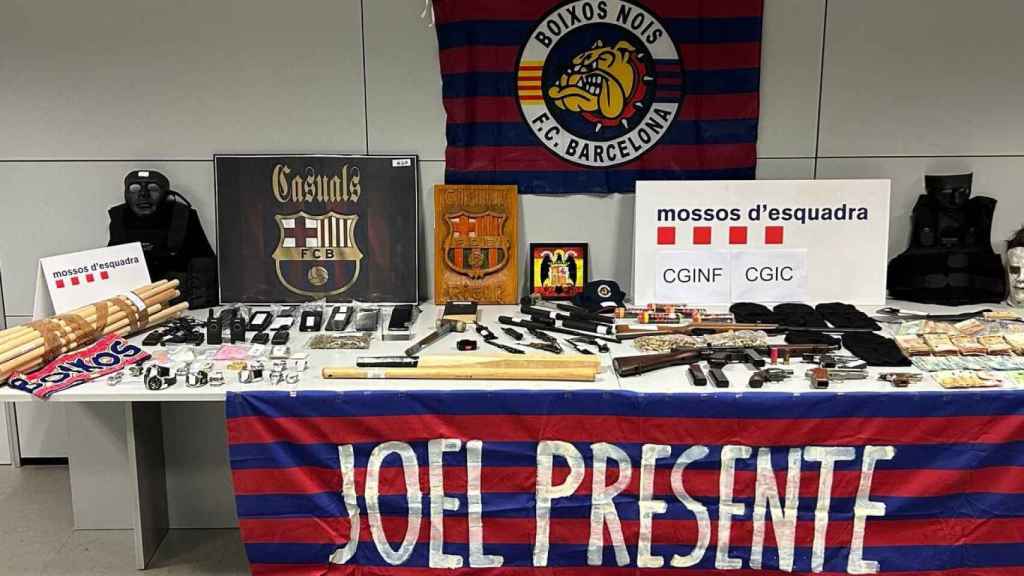 Objetos incautados durante la 'Operación Hydra' entre los que figura una bandera en honor a 'Johan'