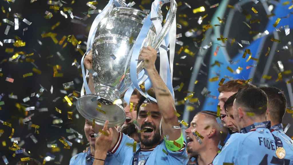 Ilkay Gundogan levanta el trofeo de la Copa de Campeones