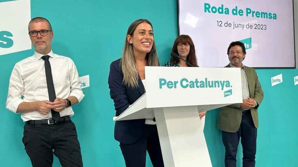 La portavoz de Junts y cabeza de lista a las elecciones generales, Míriam Nogueras, con miembros de su candidatura