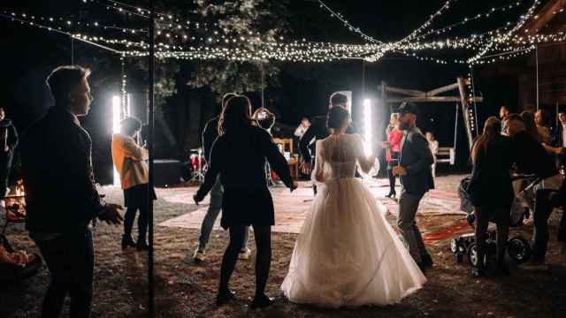 Baile nocturno durante la celebración de una boda