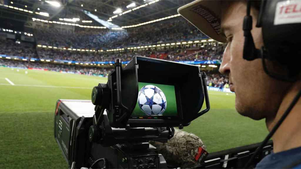 Un cámara de Movistar Plus, grabando un partido de la Champions League