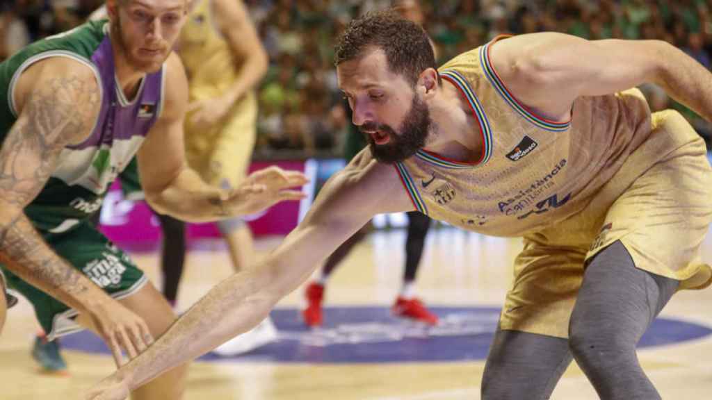 Nikola Mirotic disputa el balón contra el Unicaja