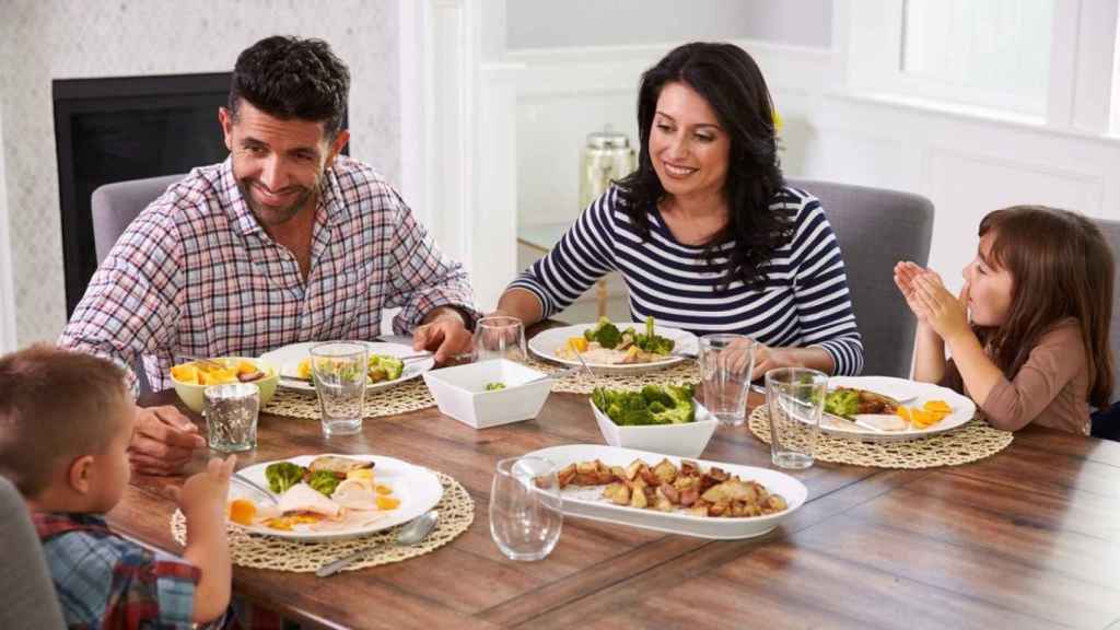 Padres con hijos durante la comida