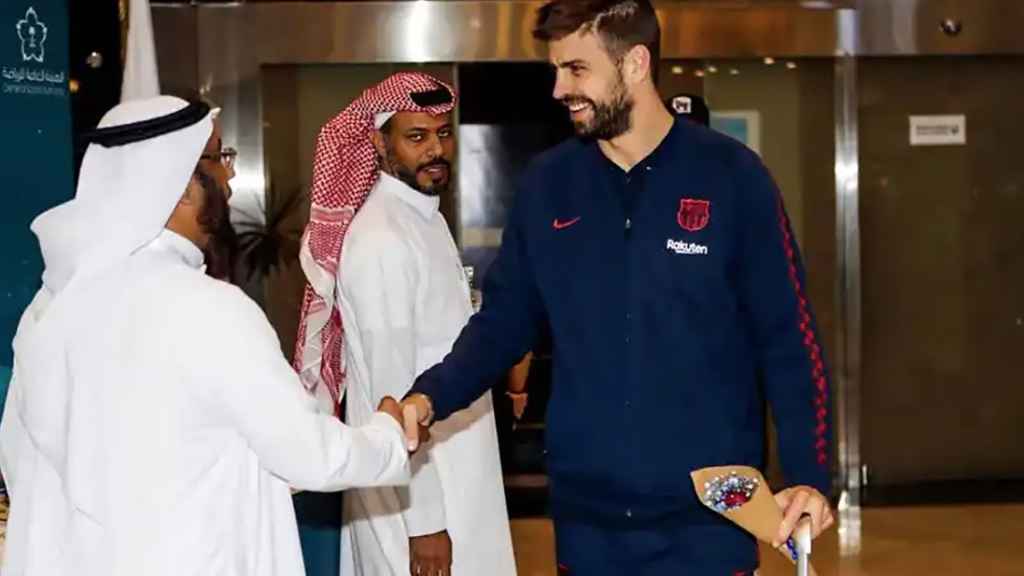 Gerard Piqué saluda a los jeques al llegar a Arabia Saudí