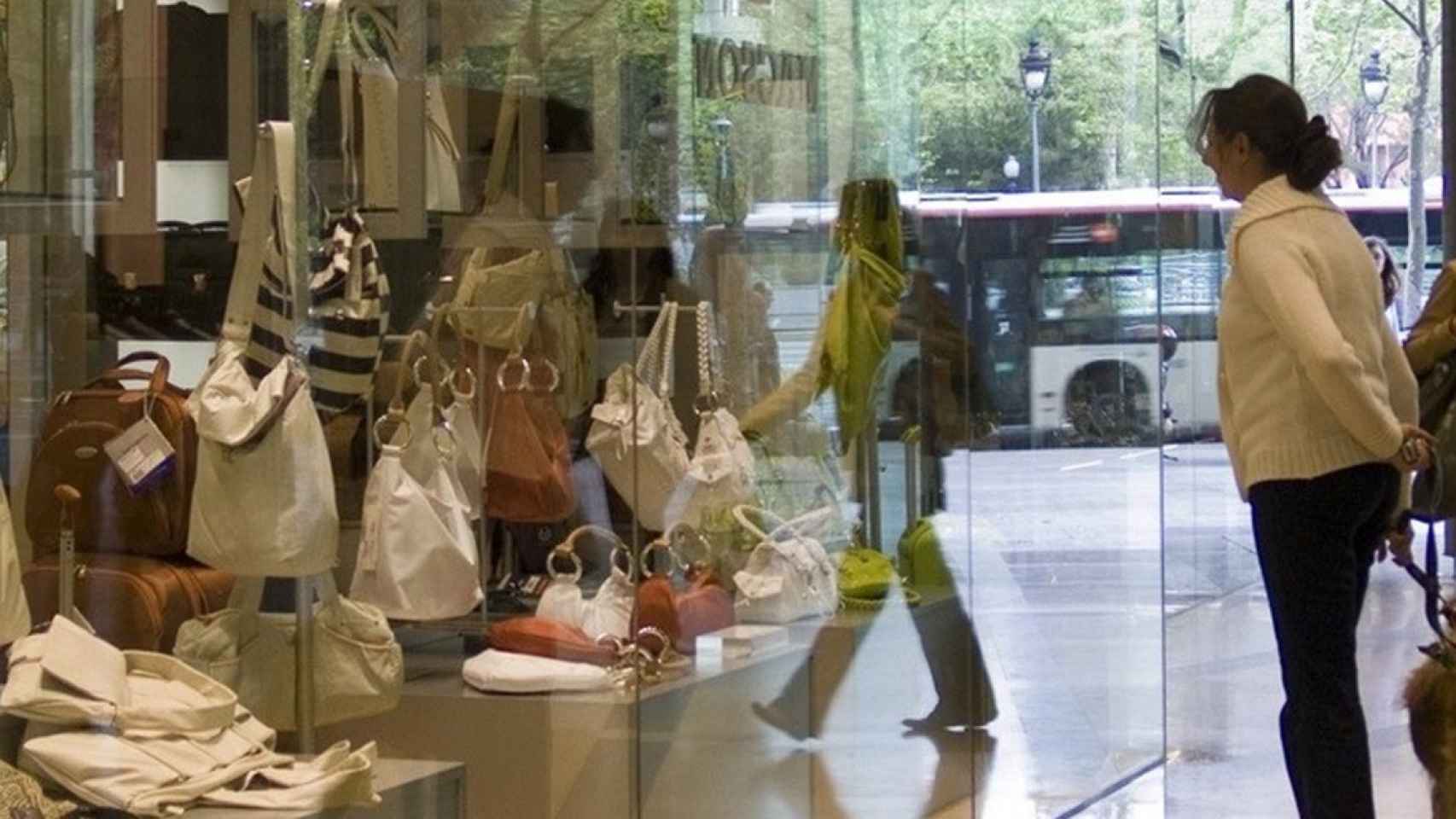 Fotografía de archivo del escaparate de una tienda de ropa en Barcelona