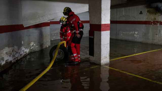 Operarios trabajando el pasado martes en una inundación en un garaje particular de Terrassa por las lluvias
