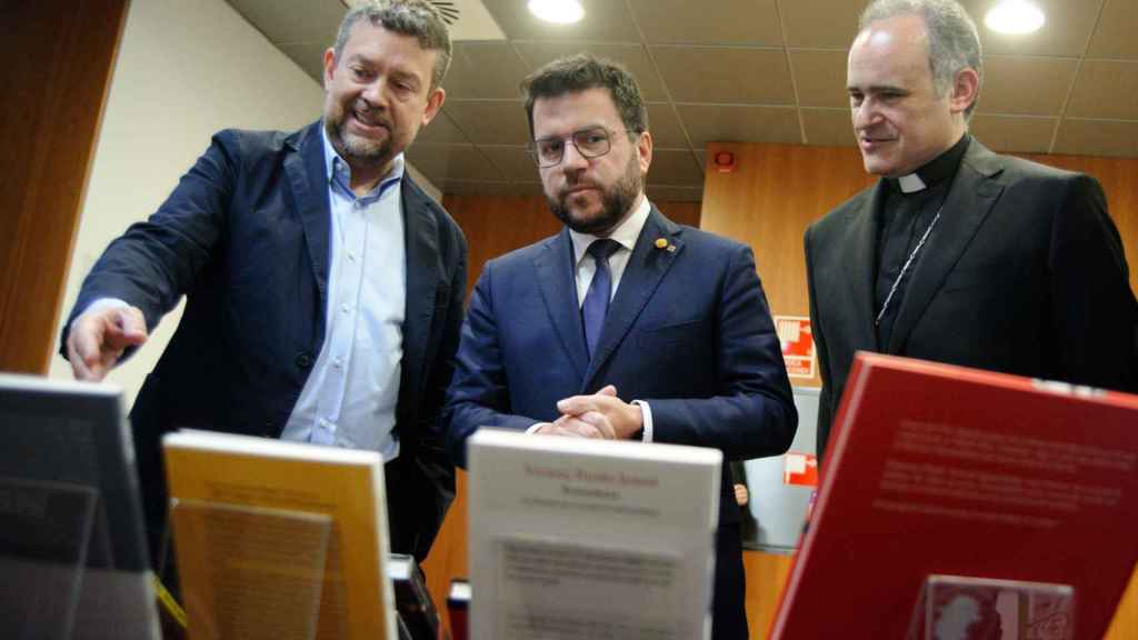 El redactor jefe de la revista Serra d'Or, Francesc-Marc Álvaro, el presidente de la Generalitat, Pere Aragonès, y el abad de Montserrat, Manel Gasch