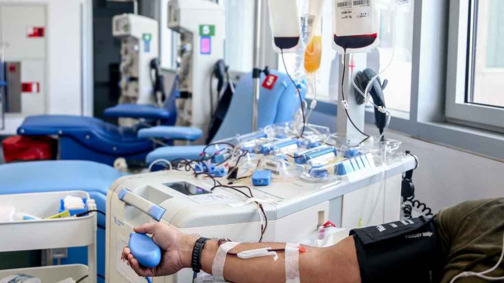 Una persona dona sangre a las puertas del verano