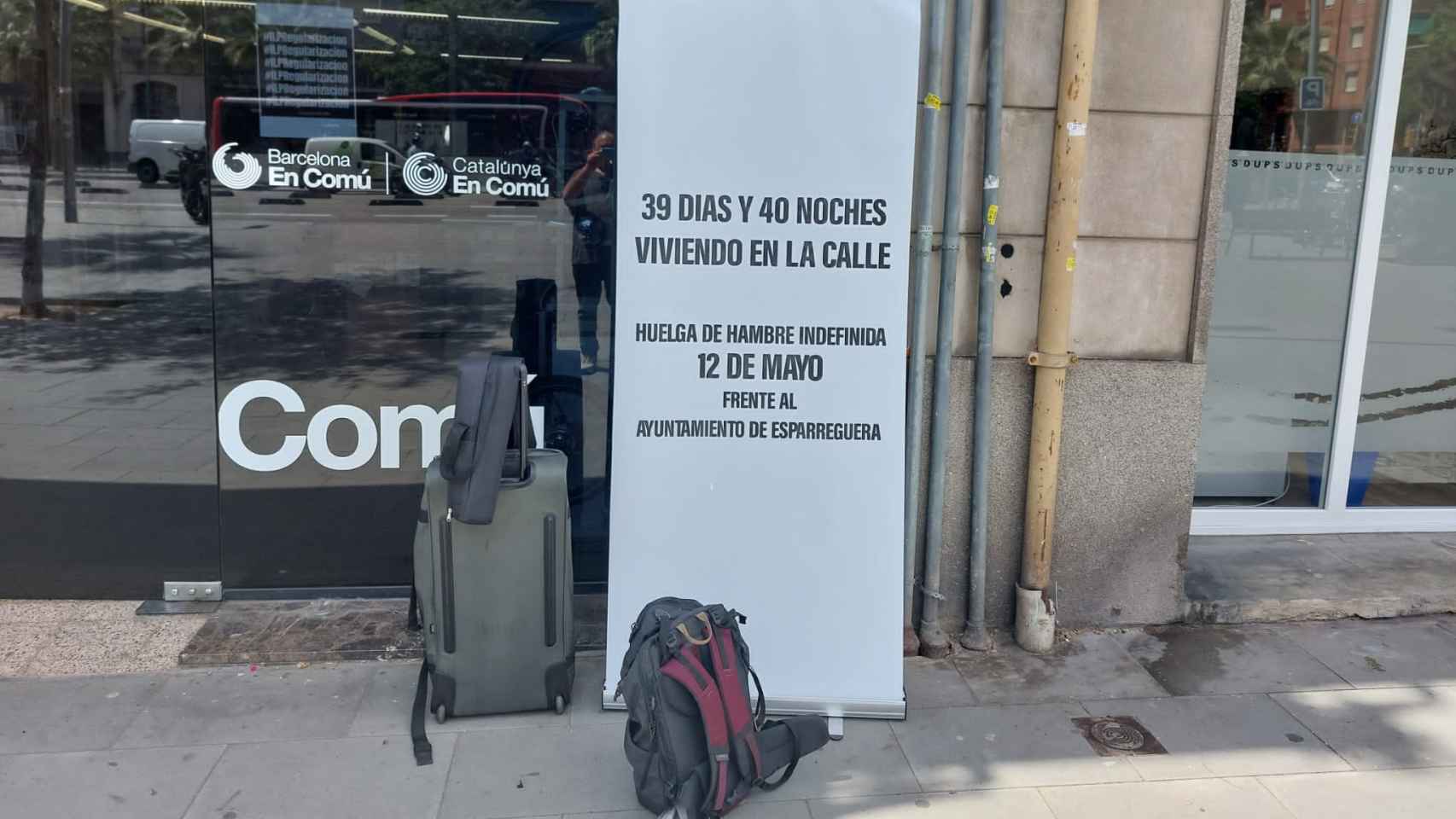 Las pertenencias de Josep J. frente a la sede de los comunes en la calle Marina de Barcelona