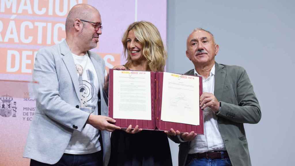 La ministra de Trabajo, Yolanda Díaz, presenta el Estatuto del Becario, flanqueada por los secretarios generales de CCOO, Unai Sordo (izq.), y de UGT, Pepe Álvarez / EP