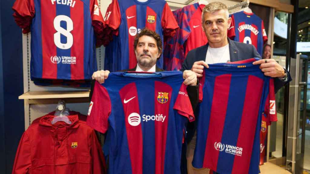 Juli Guiu y Enric Masip posan con la nueva camiseta del Barça