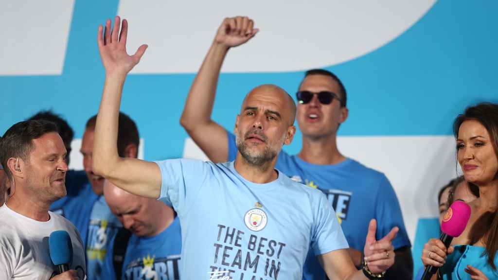 Guardiola festeja la conquista de la Champions League con la afición del City / EFE