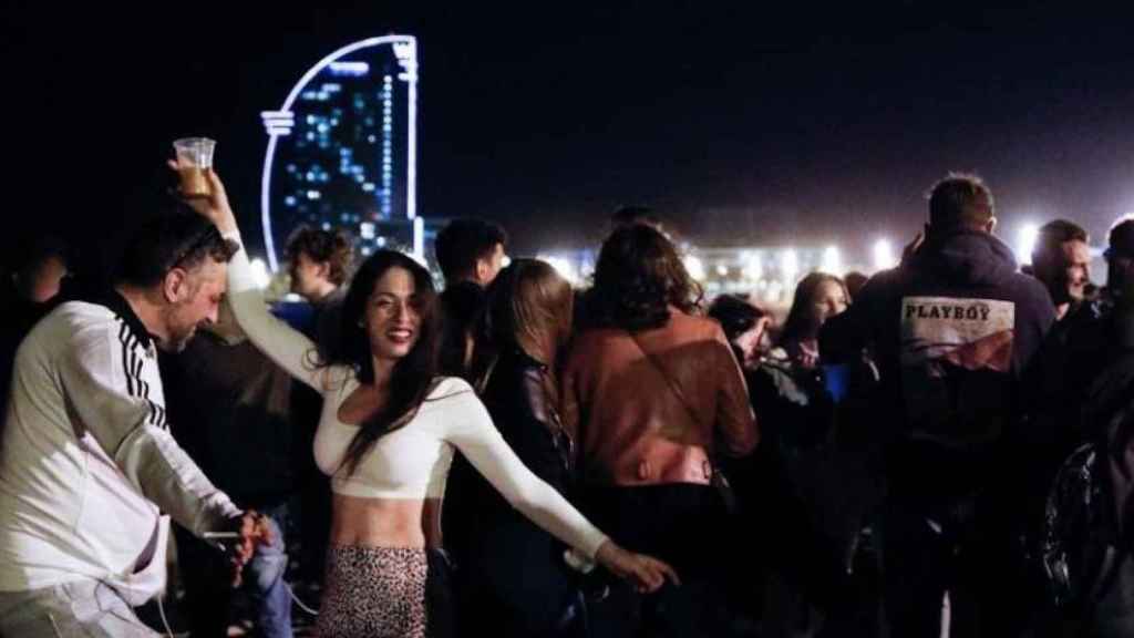 Botellón en la playa de la Barceloneta durante la verbena de Sant Joan